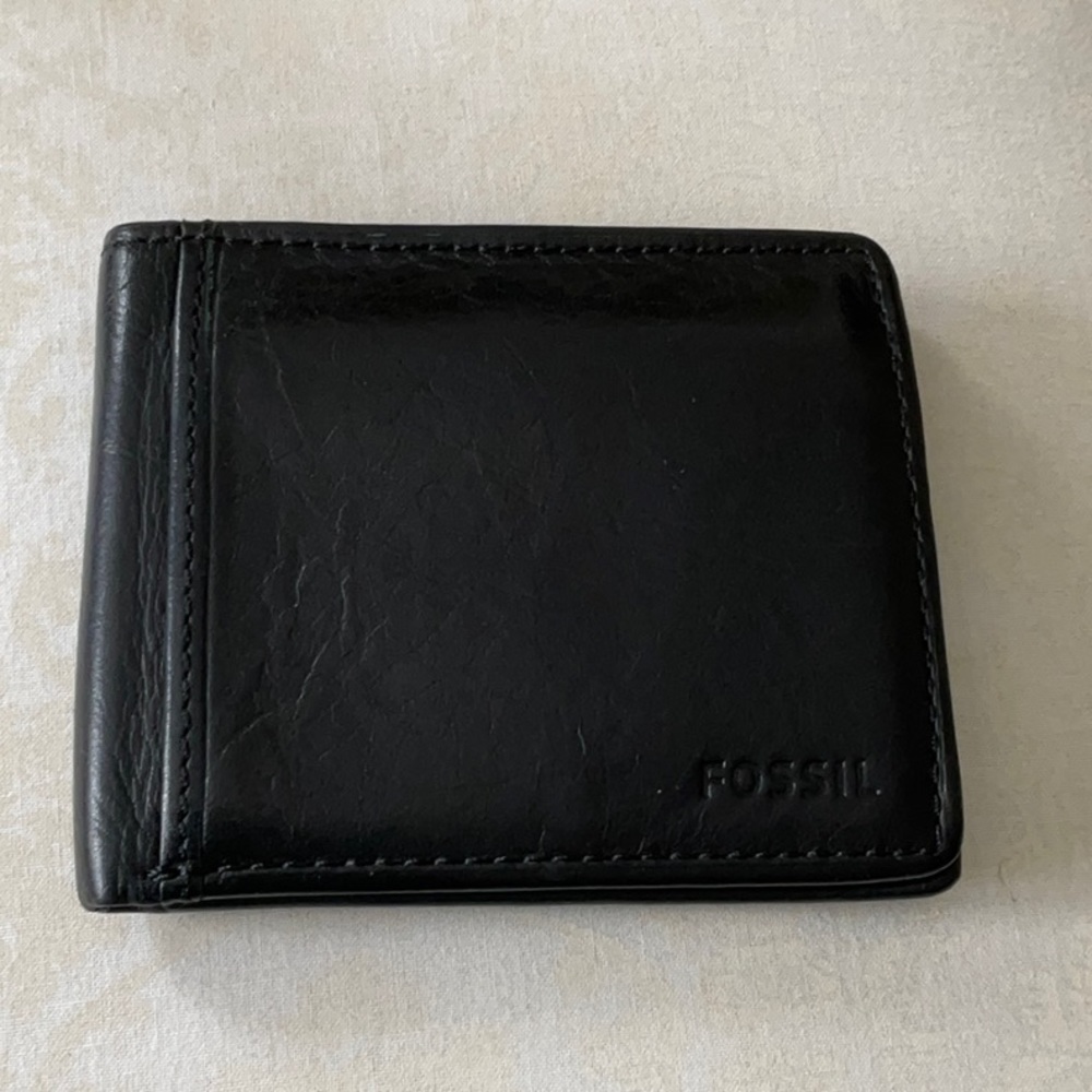 Men’s Genuine Leather Trifold Fossil wallet black like new
